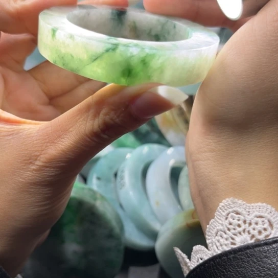 定制翡翠未镶嵌手镯