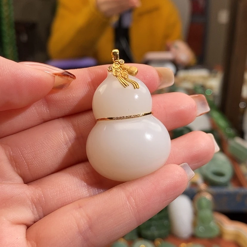【闪购商品】吊坠(赠链)18K金镶嵌和田玉