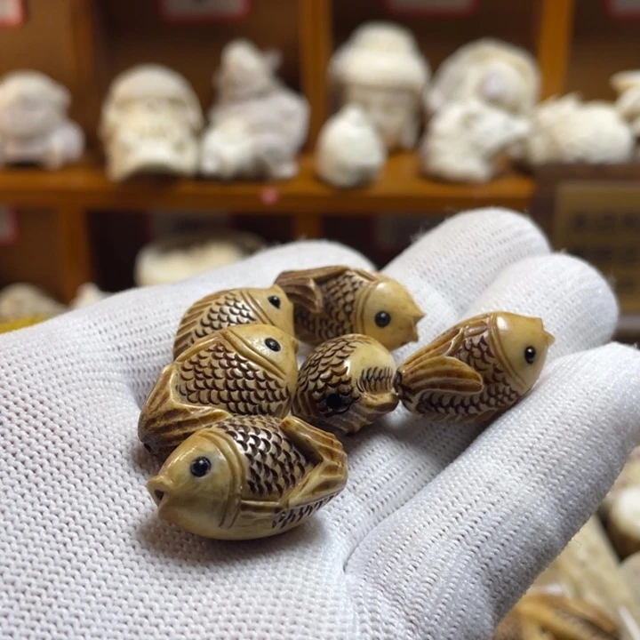 一***利皮质非金属配饰鹿角雕刻小鱼