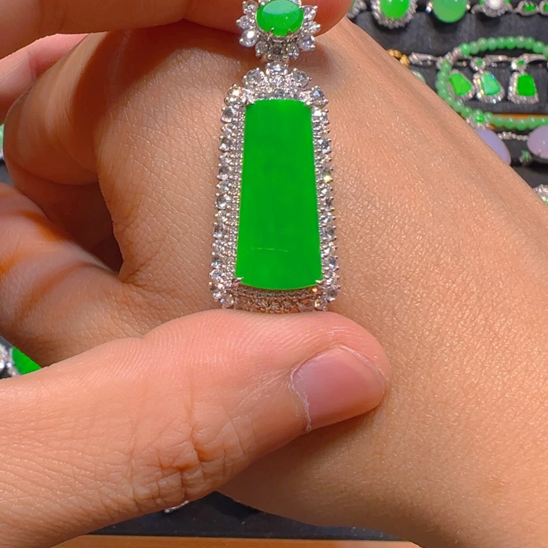 翡翠18K金镶嵌颈饰翡翠首饰