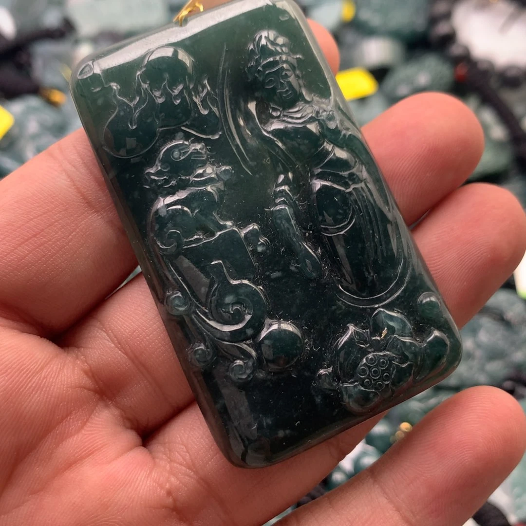 翡翠未镶嵌颈饰观音