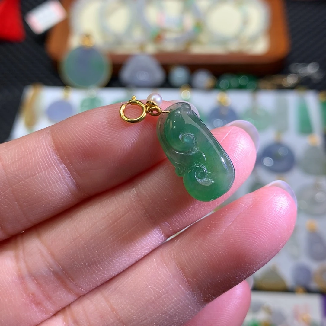 翡翠颈饰18K金镶嵌翡翠吊坠的未镶嵌