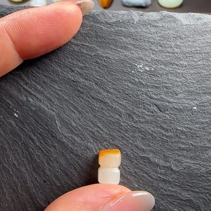 英***刻颈饰未镶嵌和田玉