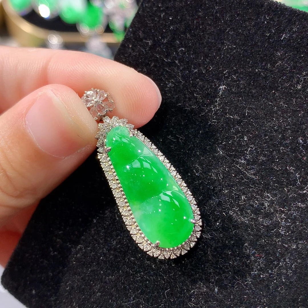 翡翠18K金镶嵌颈饰