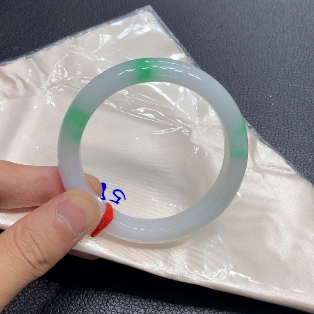翡翠手镯未镶嵌翡翠