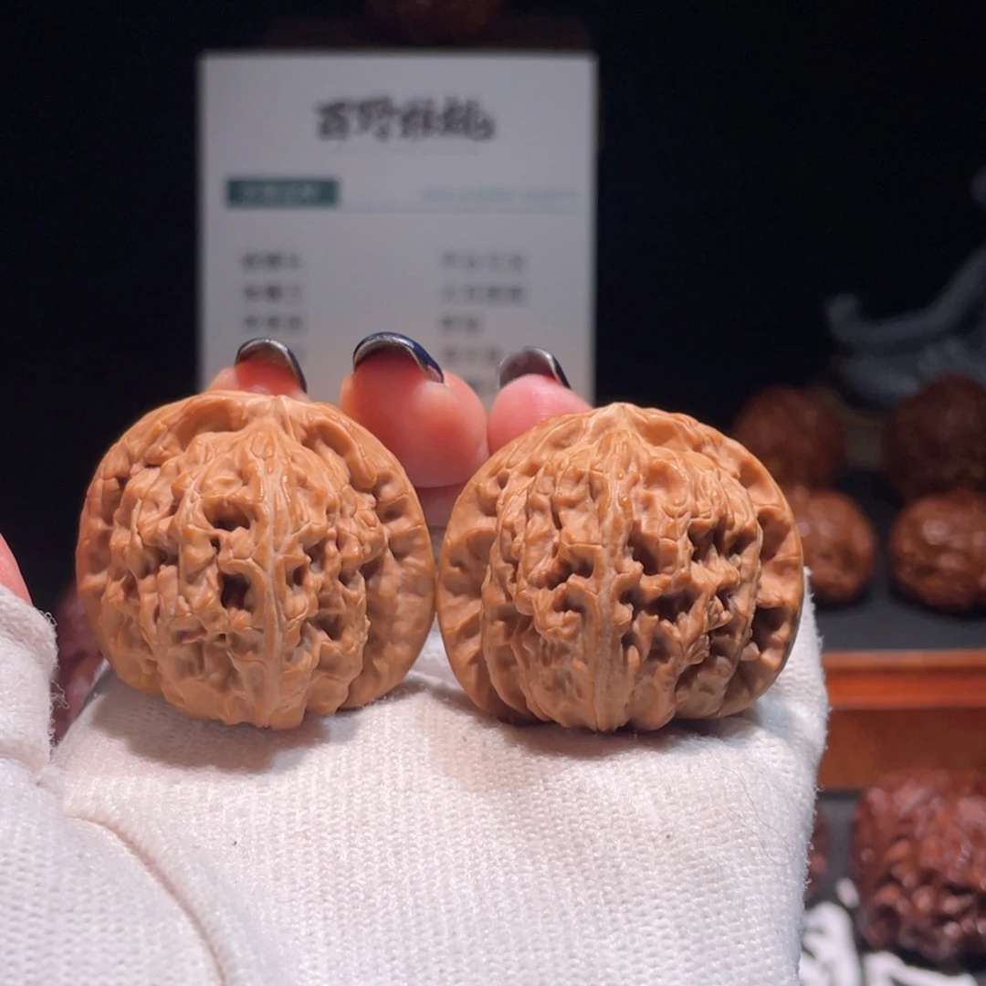 文玩核桃吊坠38.38白狮子2037