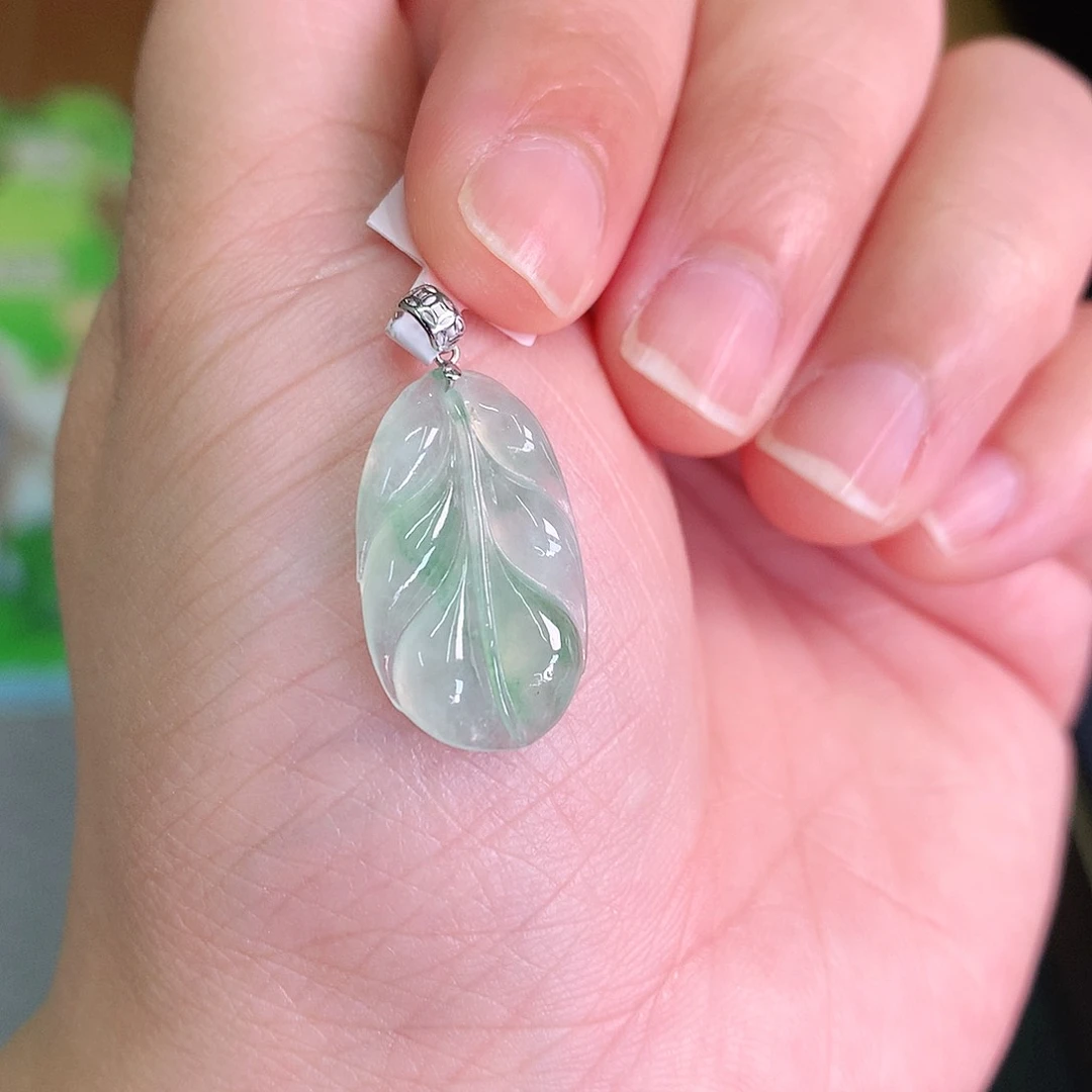 翡翠颈饰18K金镶嵌冰胶飘绿芭蕉叶