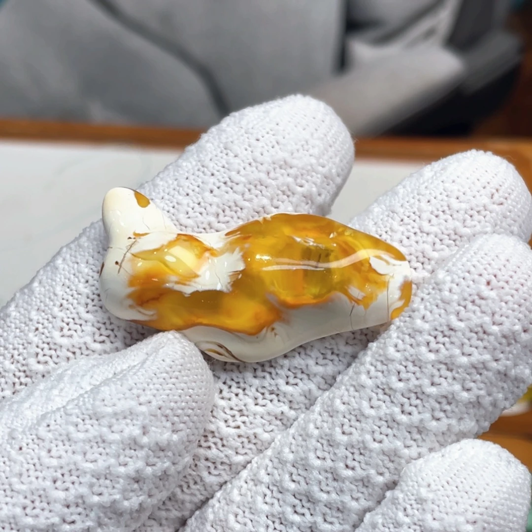 蜜蜡未镶嵌吊坠(不含链)金绞白拉丝溶洞随行大飞机