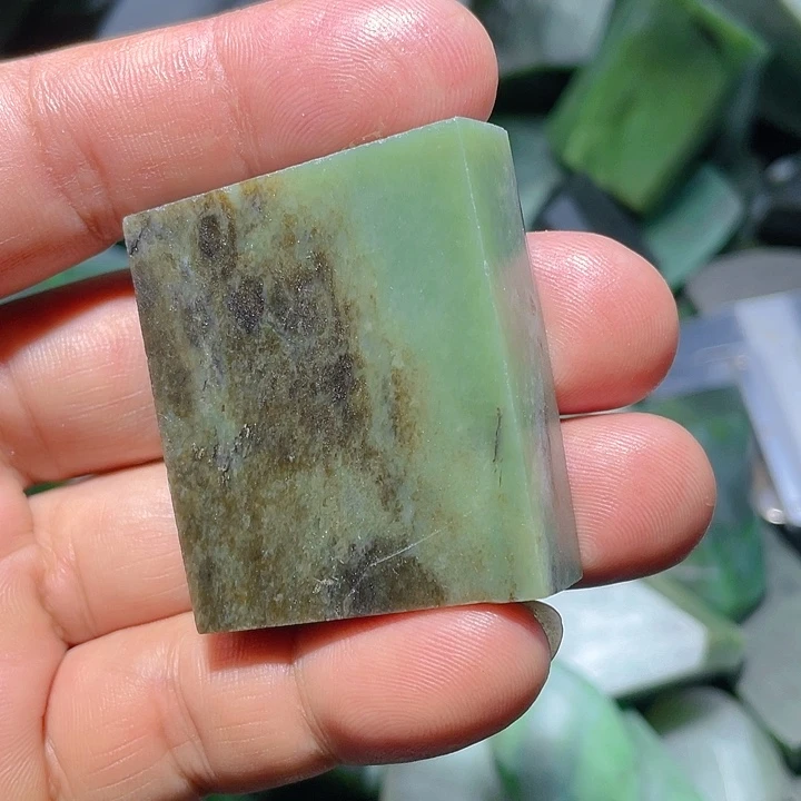 和田玉（碧玉）未镶嵌珠宝奇石