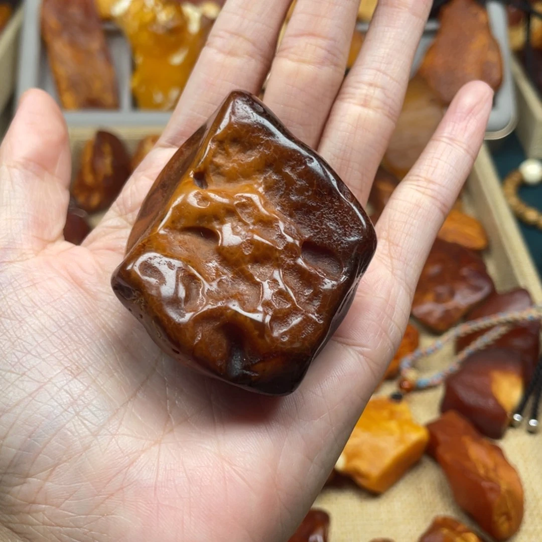颜***色未镶嵌琥珀珠宝奇石