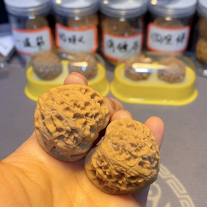 桃核把件404。宫灯。 38