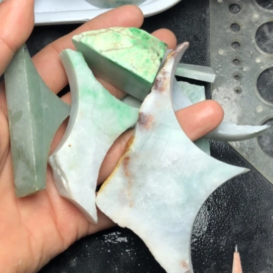 翡翠未镶嵌颈饰裸石