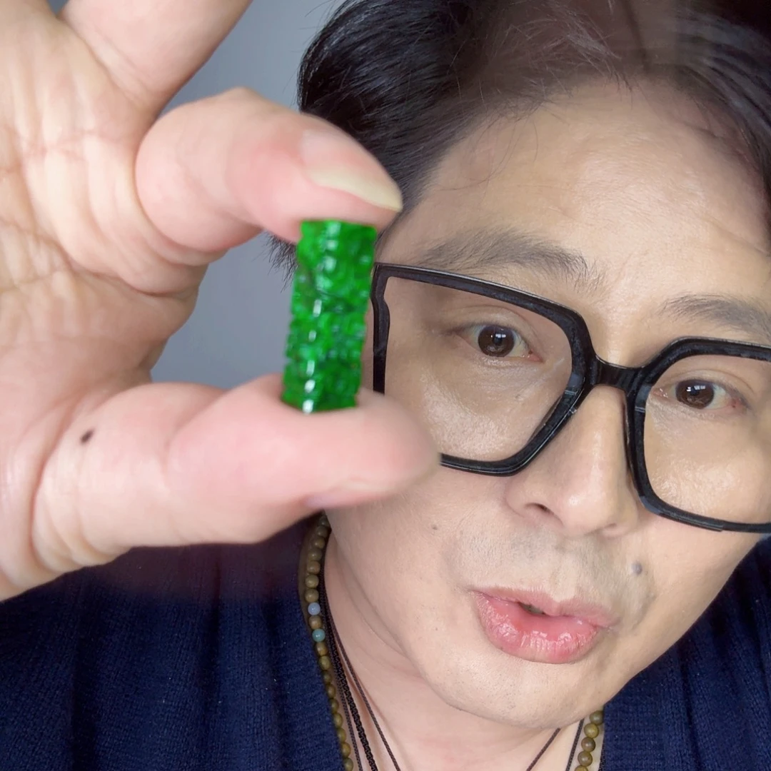 翡翠未镶嵌颈饰一件