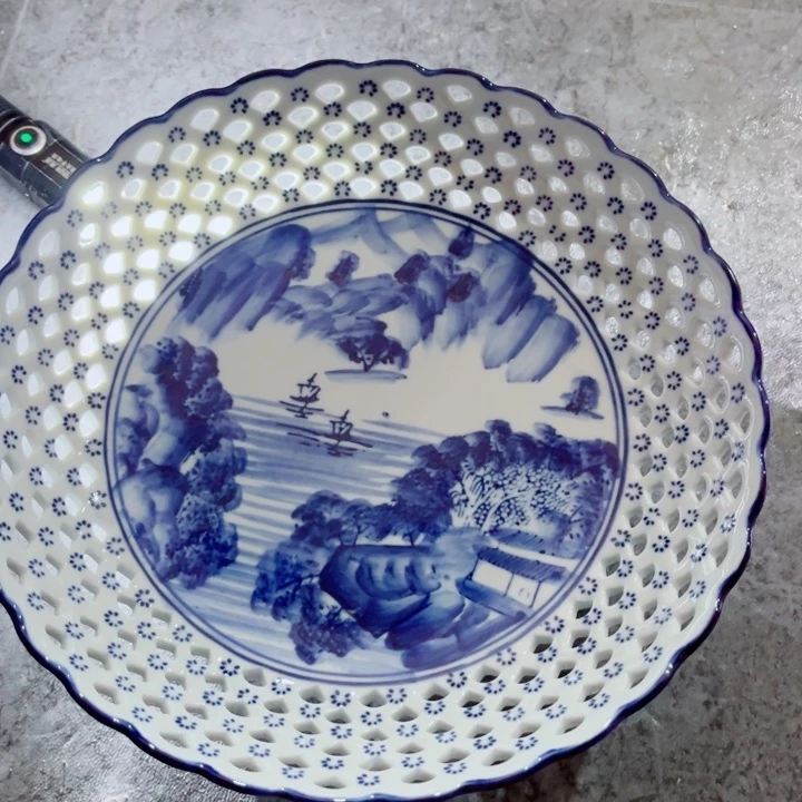 青花玲珑手绘山水果盘