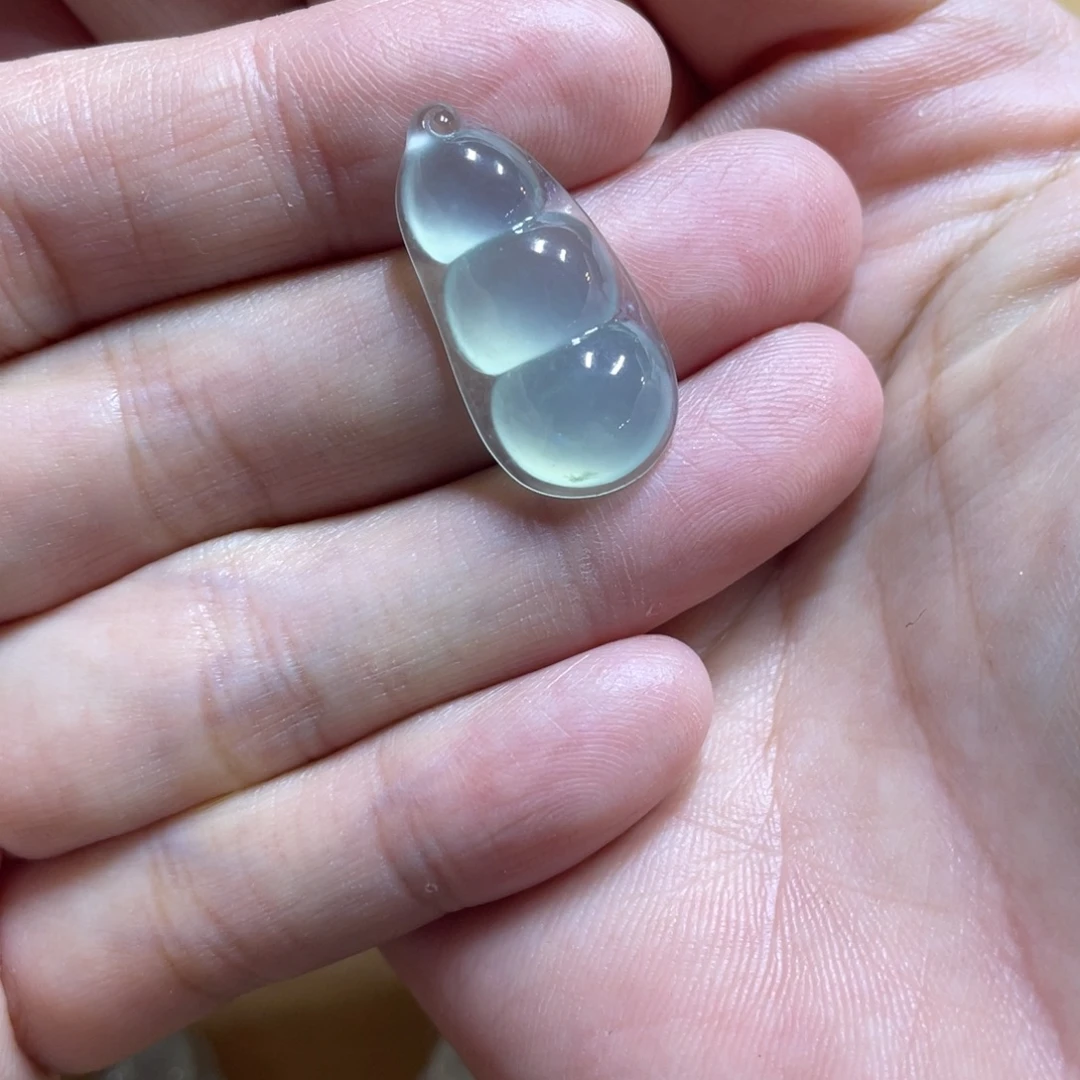 翡翠未镶嵌颈饰豆子