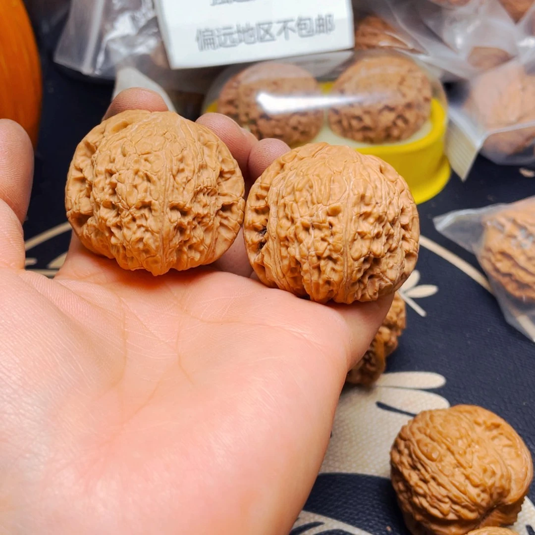 文玩核桃把件绣球一对