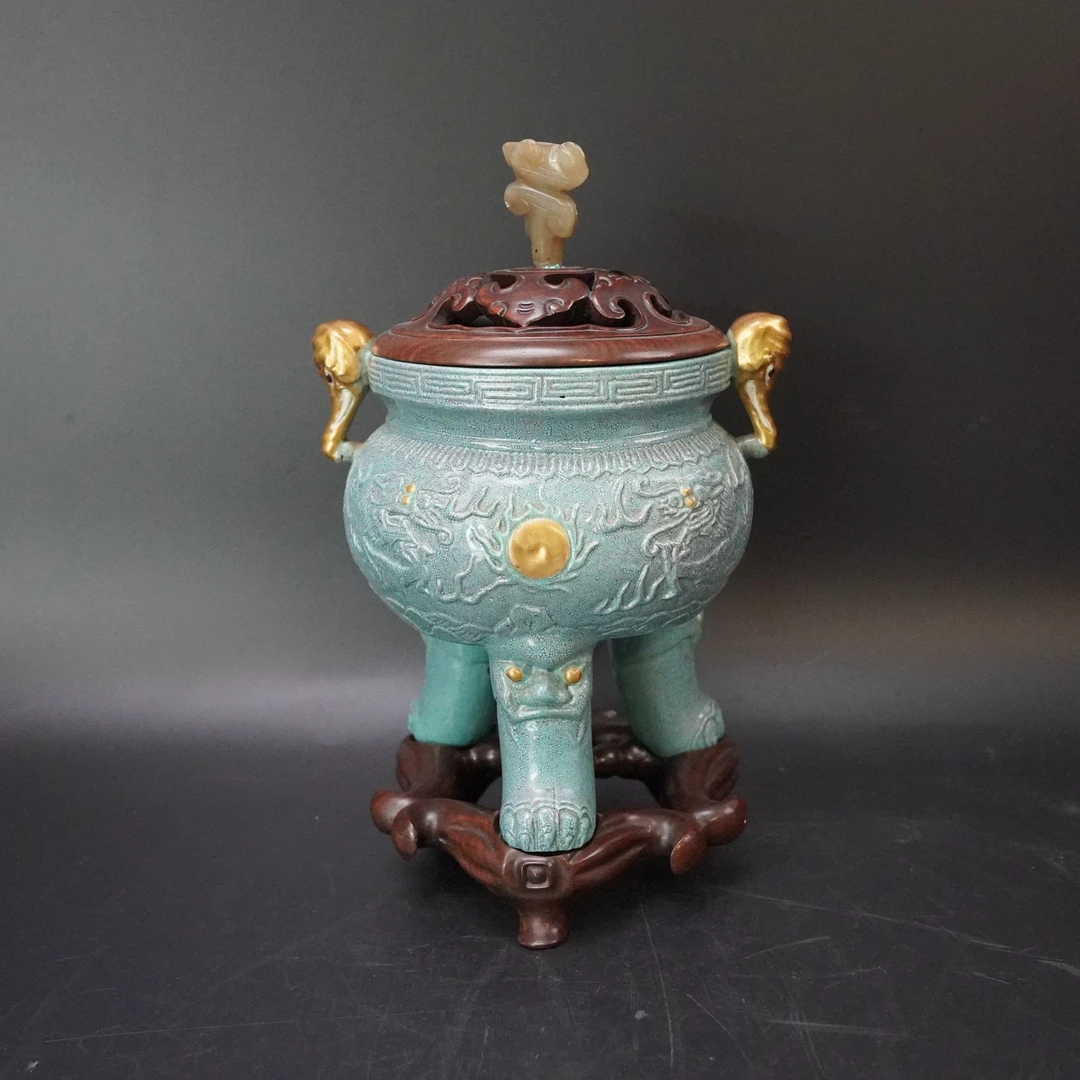 Lot.25100150清晚期炉钧釉雕瓷龙纹象耳三足炉 高：约16.3cm