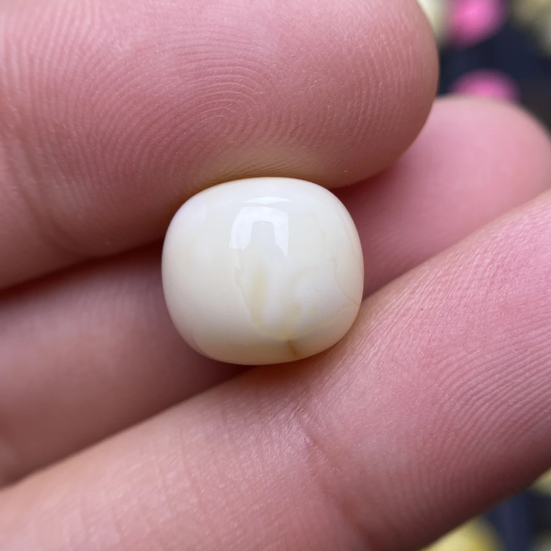 蜜蜡奶黄蜡老型配饰11.5×10.5mm，一边孔带点皮色纹，无优化杂裂