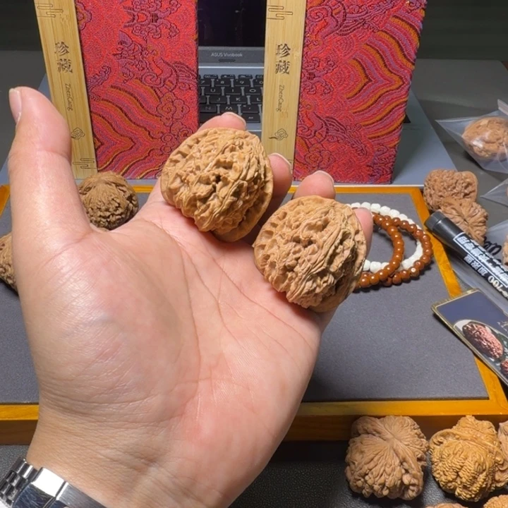 文玩核桃吊坠40.40.90三角白狮子