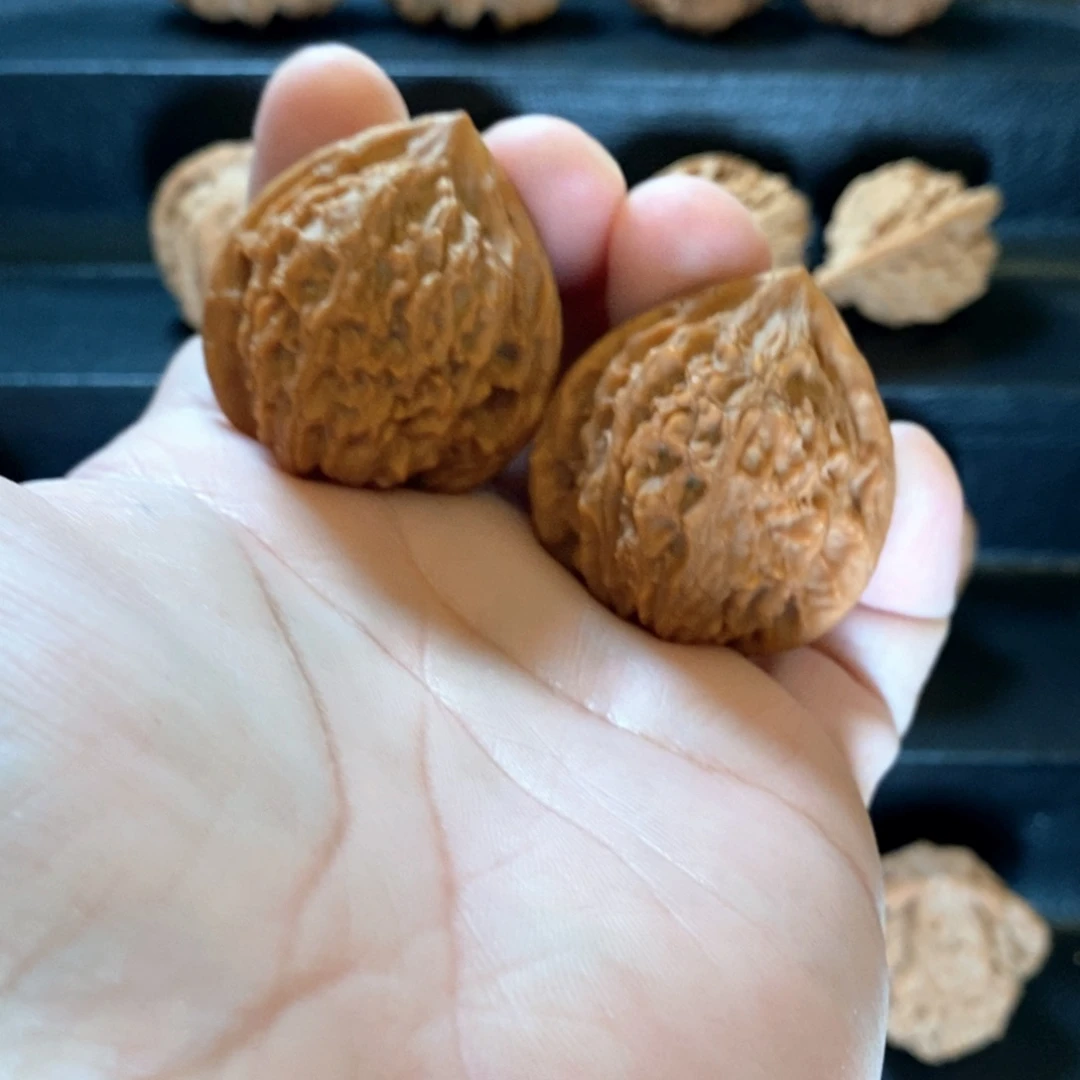 桃核把件风***由野生原树金公子38微修