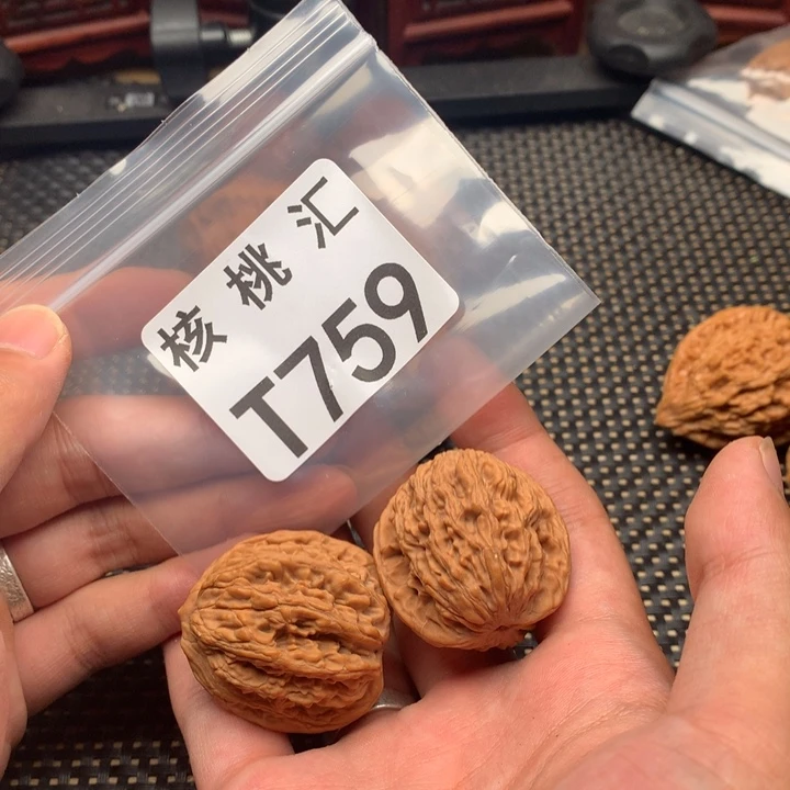 文玩核桃吊坠虎头