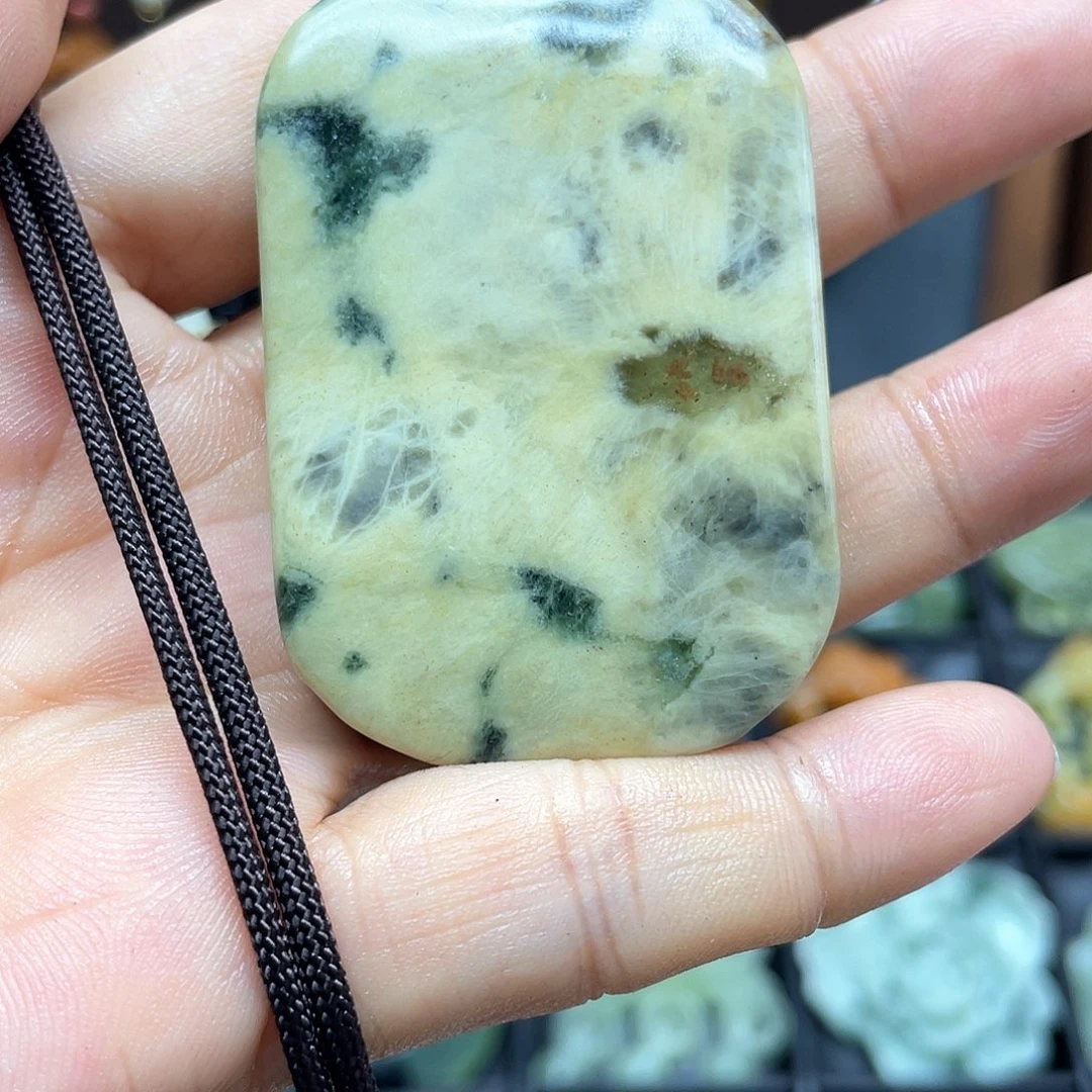 蛇纹石玉未镶嵌颈饰