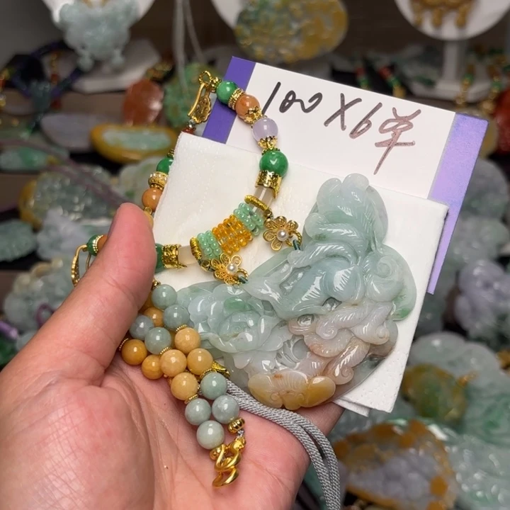 翡翠未镶嵌颈饰一***苗吊坠