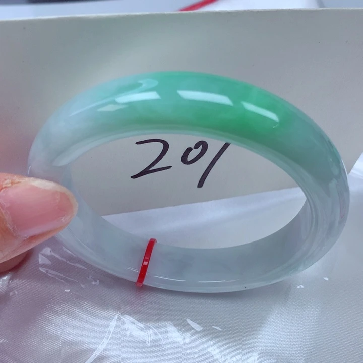 翡翠手镯未镶嵌翡翠