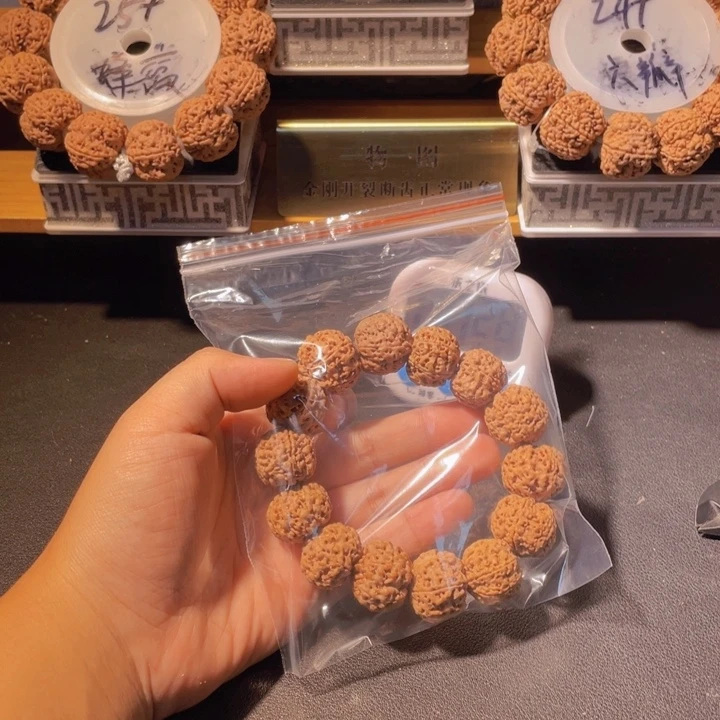 于***)金刚菩提手串这个