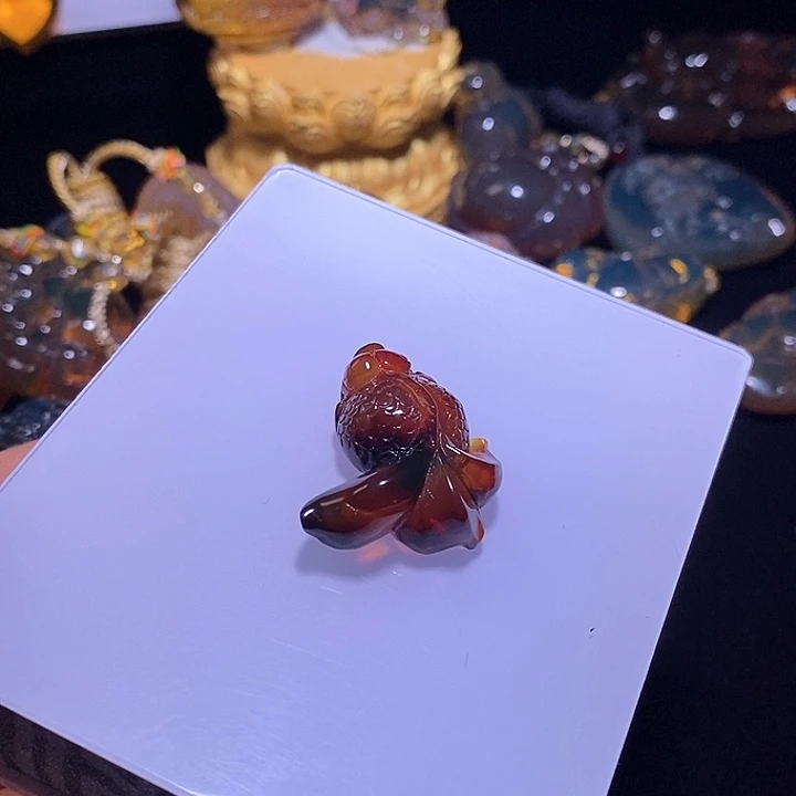 未镶嵌颈饰琥珀金鱼
