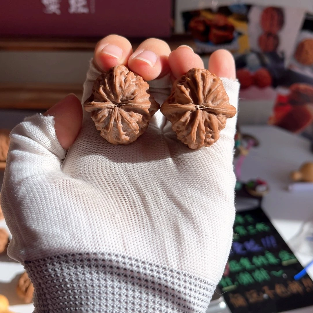 文玩核桃吊坠小红帽