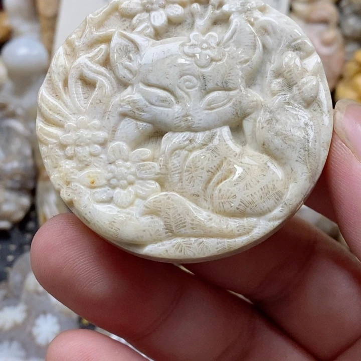 颈饰未镶嵌硅化珊瑚（珊瑚玉）