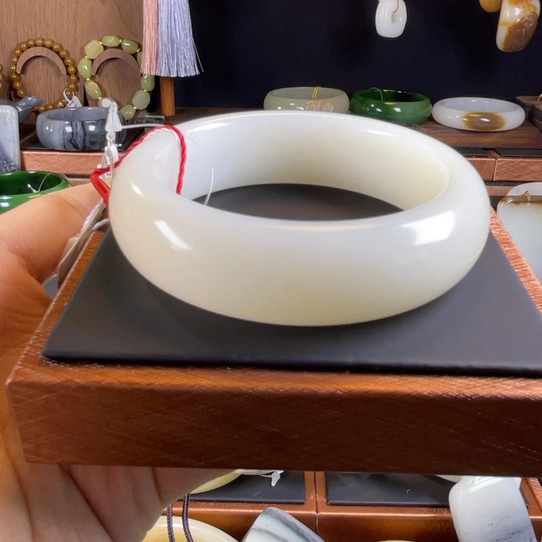 季***沫和田玉未镶嵌手镯