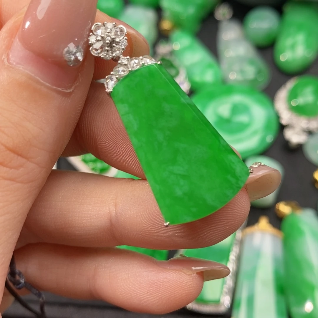 翡翠颈饰18K金镶嵌喔翡翠