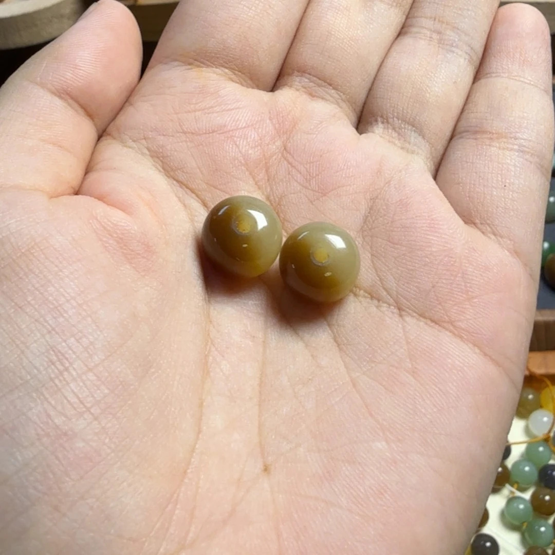 和田玉（糖玉）未镶嵌颈饰?****?老型珠一对