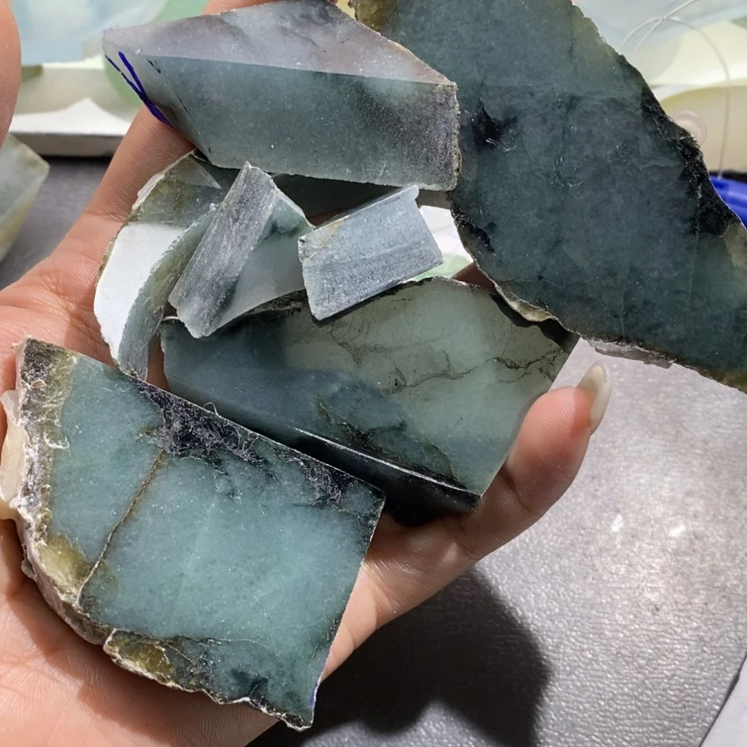 未镶嵌挂件翡翠狗****。