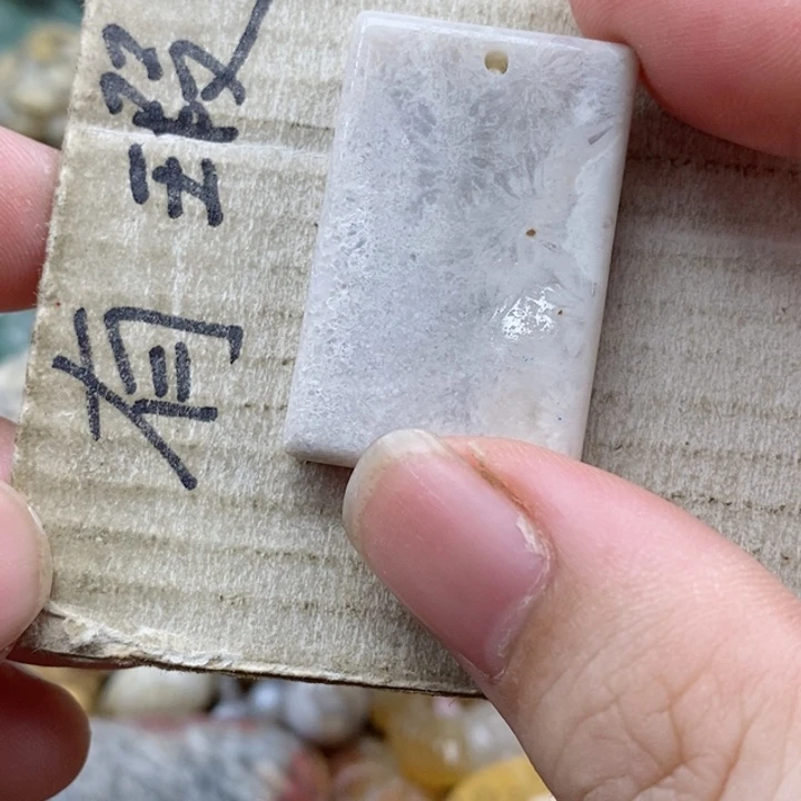 硅化珊瑚（珊瑚玉）未镶嵌颈饰财****）小