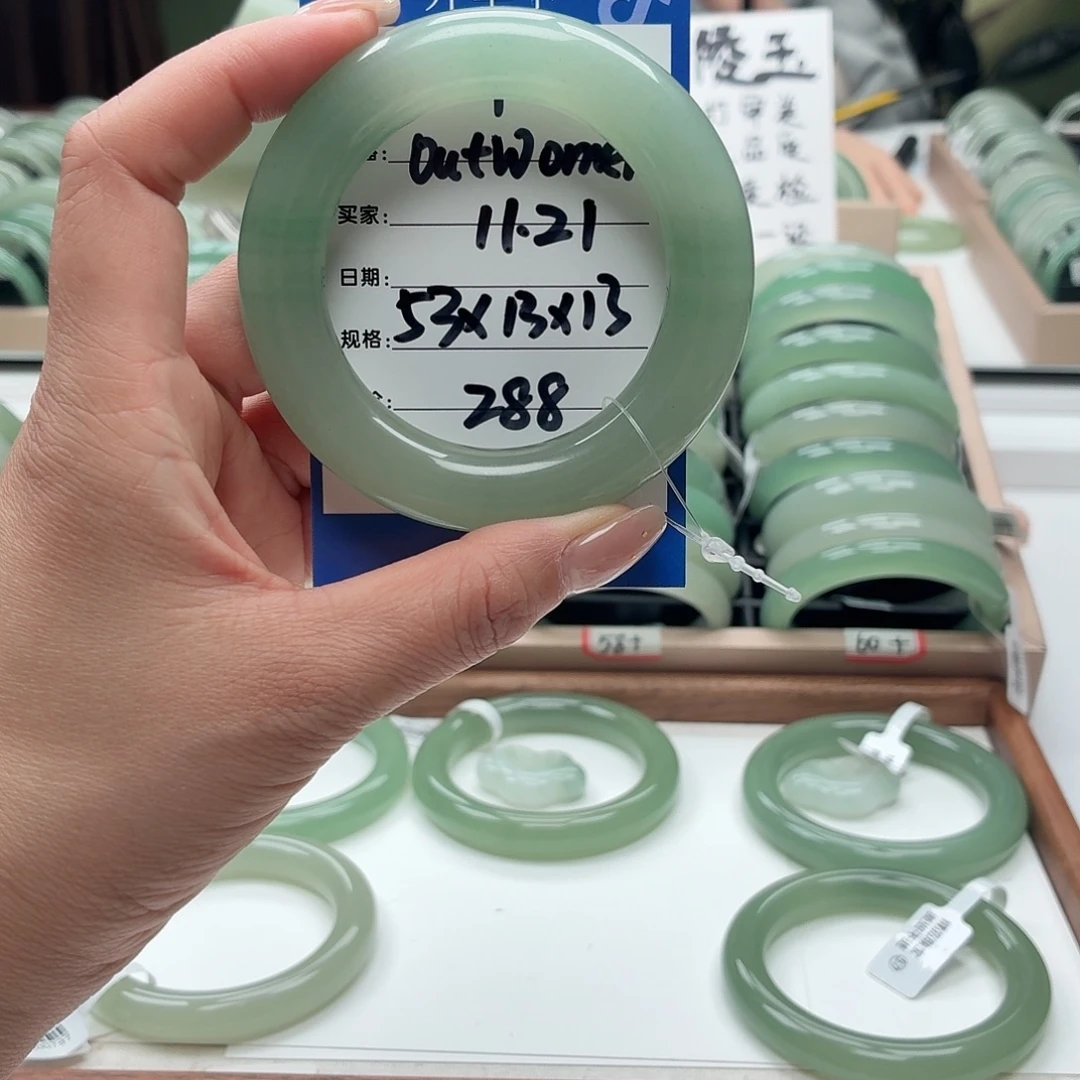 O***n石英质玉未镶嵌手镯