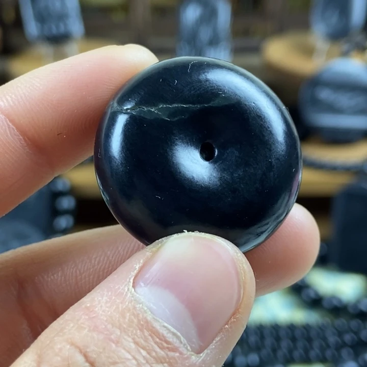 和田玉（墨玉）未镶嵌颈饰平安扣带裂