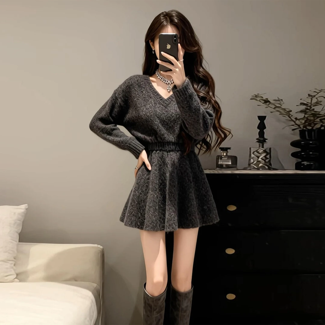 2026新款灰色v领针织长袖连衣裙子女秋冬季气质收腰内搭毛衣短裙