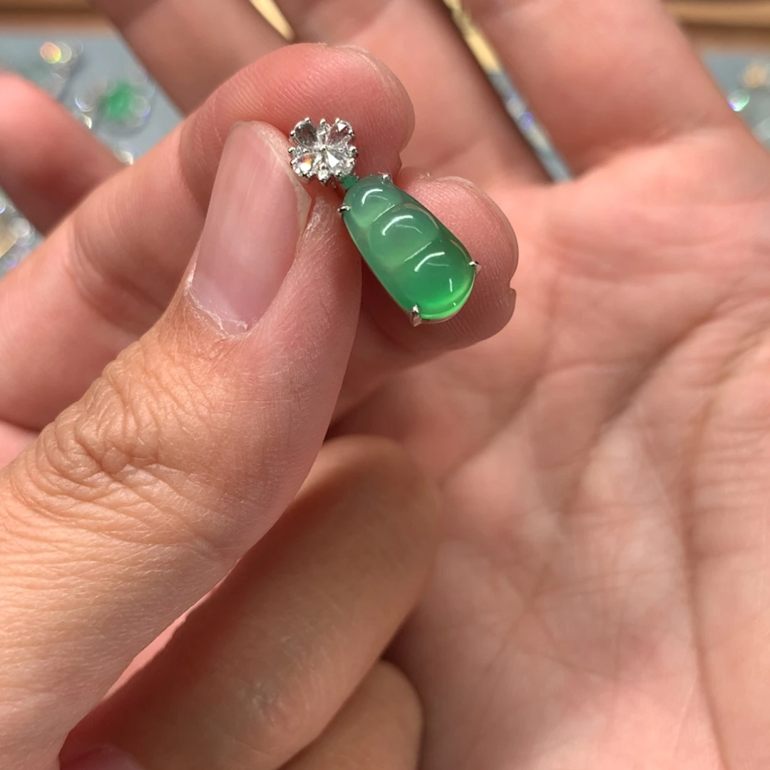 翡翠18K金镶嵌颈饰