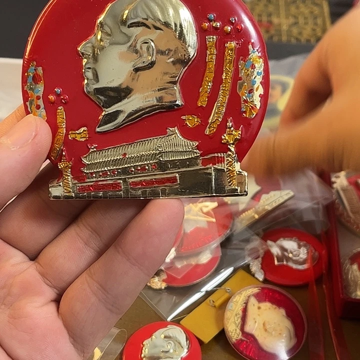 鸿***芯像章一一一一一一一高贵轻