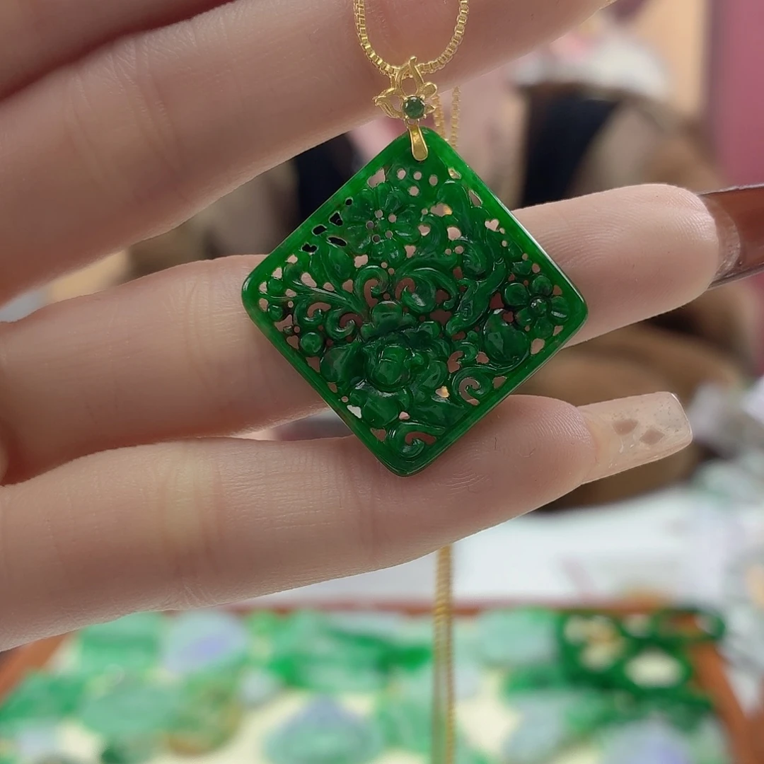 翡翠18K金镶嵌颈饰翡翠