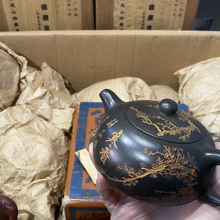 紫砂茶壶原矿泥料，手工制作的一把紫砂壶。