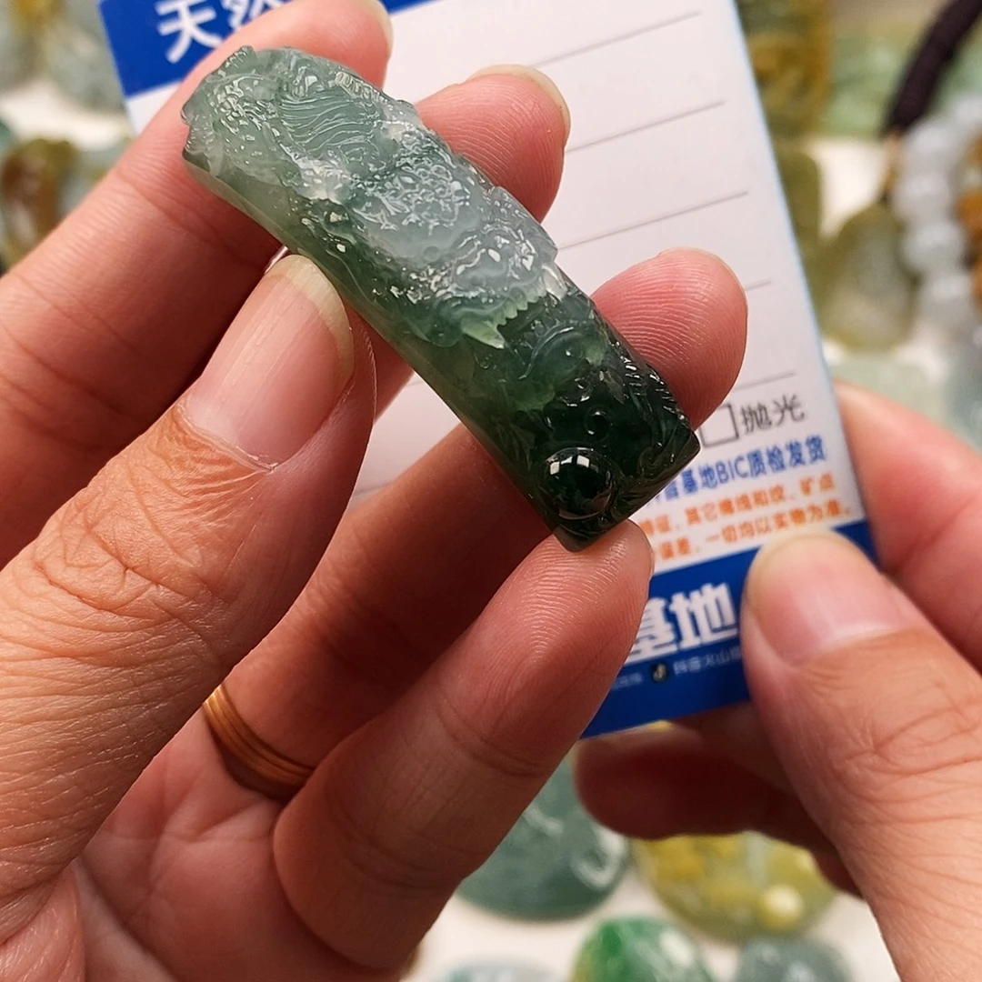 翡翠未镶嵌颈饰龙手牌