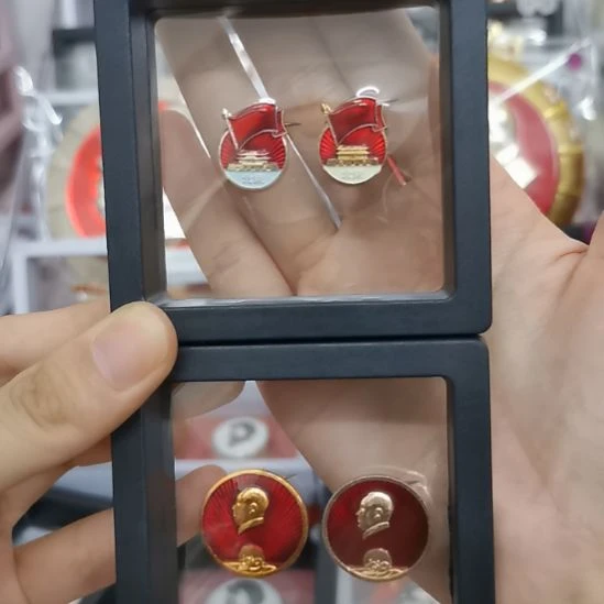 其他普通金属用****8红色收藏纪念章2个