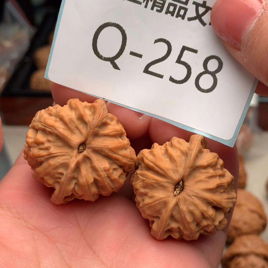 文玩核桃把件35金牛……….