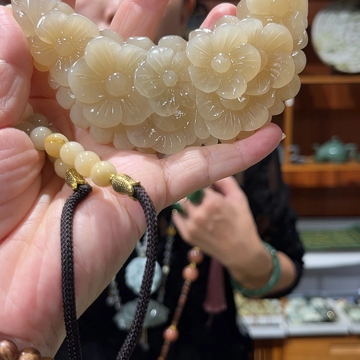 足铂镶嵌岫玉毛衣链