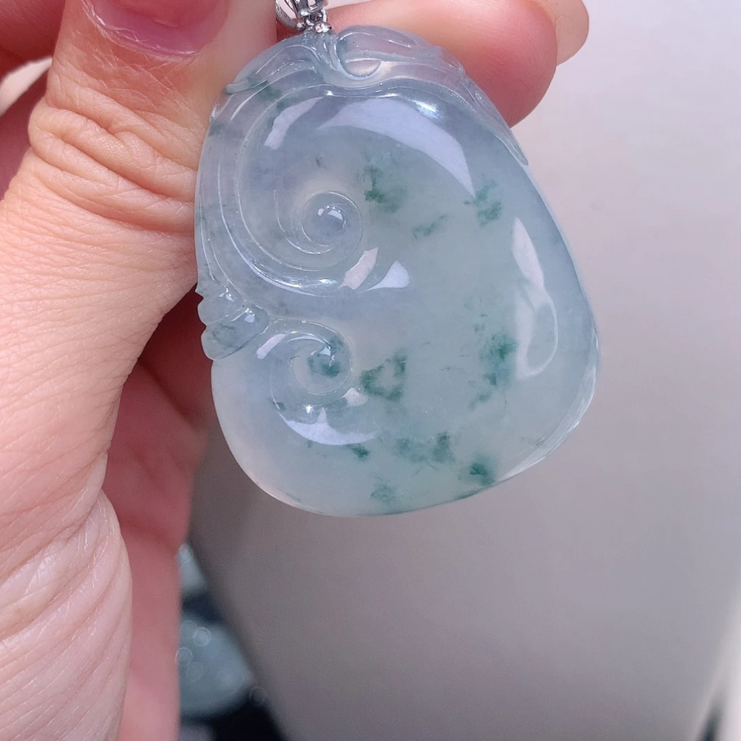 颈饰18K金镶嵌翡翠冰润大如意