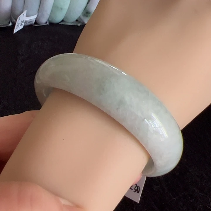 翡翠未镶嵌手镯编号52230圈口60
